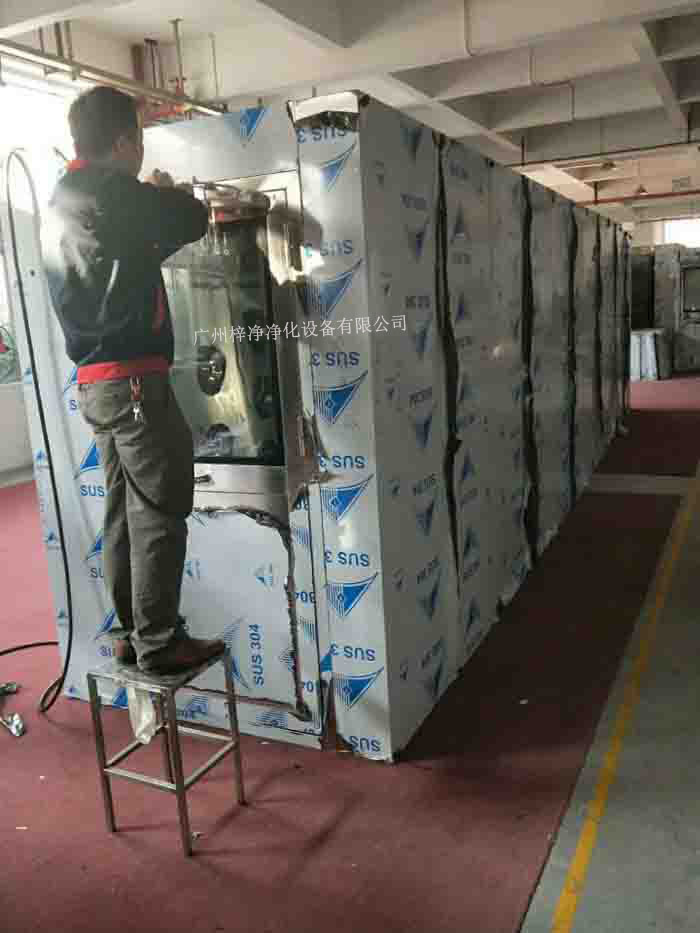 1590型風淋室-標準雙人風淋室是人/貨物進出潔凈室常用的一種凈化裝置。