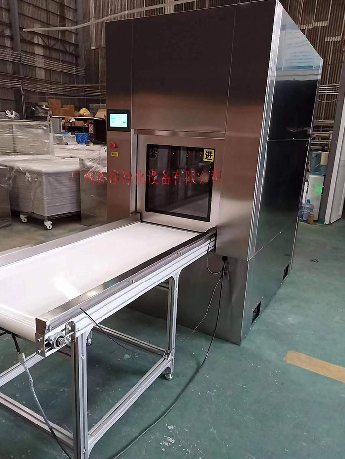 輸送帶傳遞窗還可吹淋被傳遞物品的表面，防止物品可能攜帶塵埃進入潔凈室。