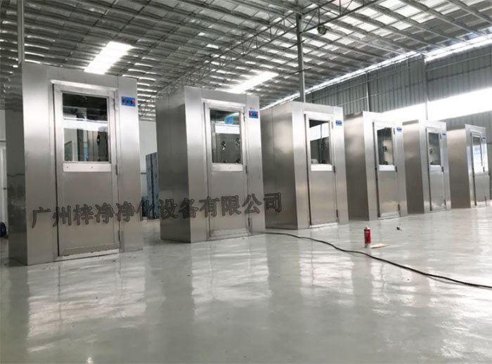 全不銹風淋室采用全不銹鋼材質(zhì)制造，具有良好的耐腐蝕性、耐高溫性和耐磨損性。