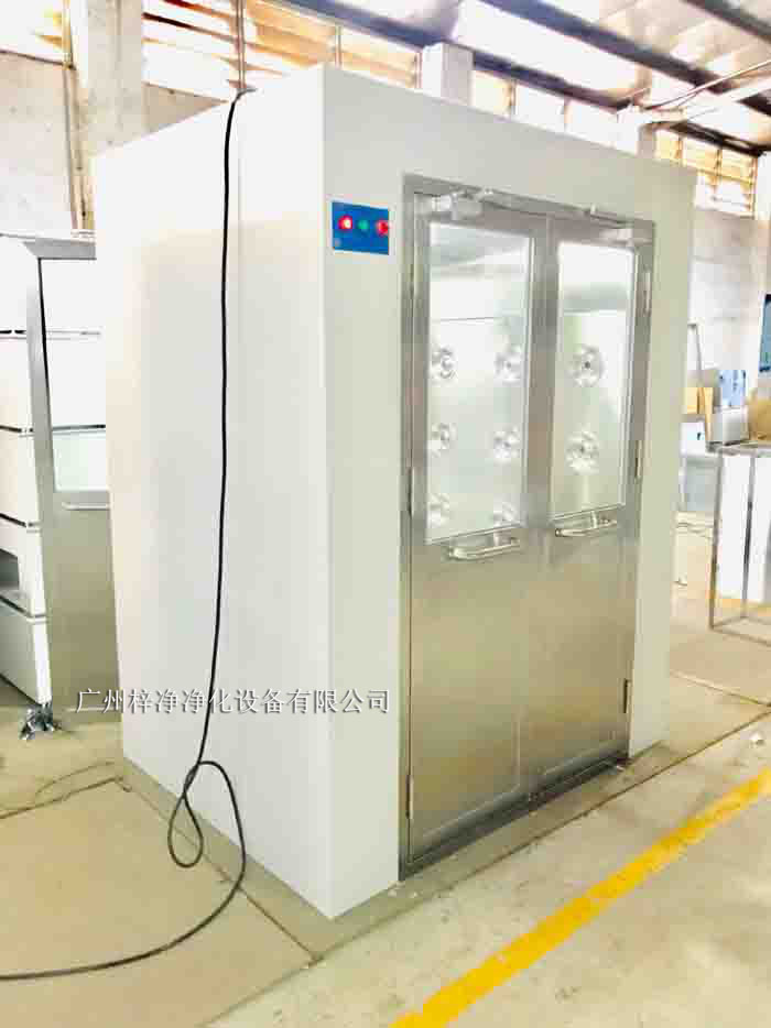 烤漆風淋室采用冷軋鋼板作為基材，表面經(jīng)過烤漆處理。