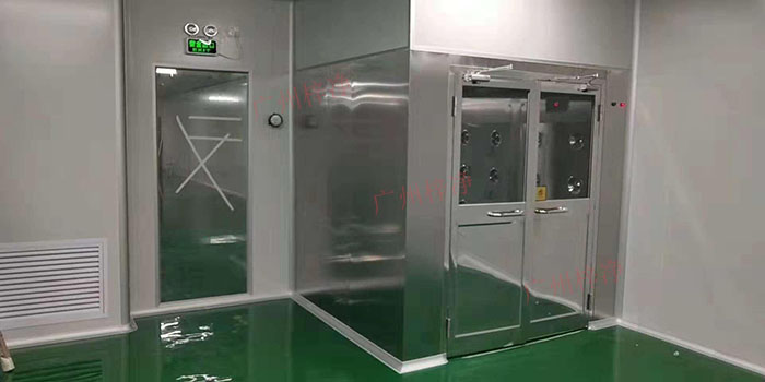 風(fēng)淋室能夠?qū)M入潔凈室的人員或物品進行高效的風(fēng)淋，以去除表面塵埃和微生物，確保潔凈室的環(huán)境質(zhì)量。