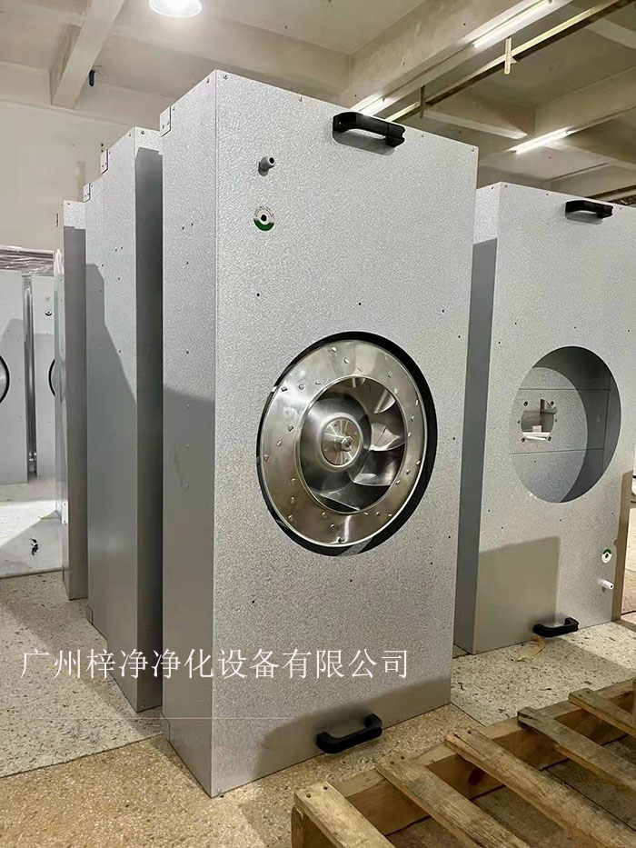 直流FFU適用于半導(dǎo)體、電子、平板顯示器和磁盤驅(qū)動器的廠家及光學(xué)、生物工業(yè)及其它對空氣中污染有嚴格控制要求的地方。