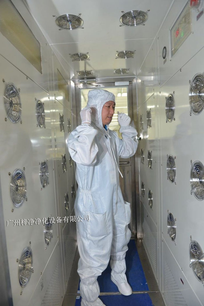 風淋室是一種用于去除人員、物料表面塵埃的凈化設(shè)備