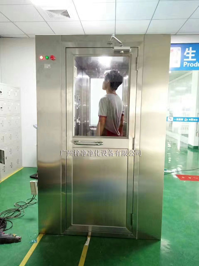 風(fēng)淋室主要是人員或物品的表面除塵，常用于潔凈室的入口處。