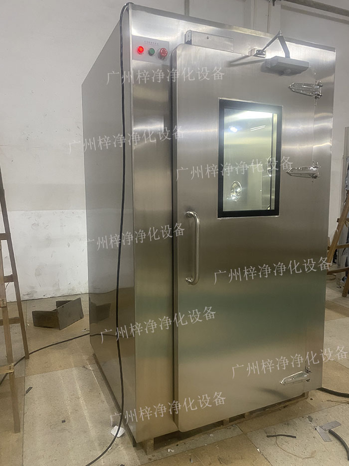 高端滿焊風(fēng)淋室采用滿焊接工藝，無(wú)縫連接，防止塵埃進(jìn)入，確保潔凈室的空氣質(zhì)量。