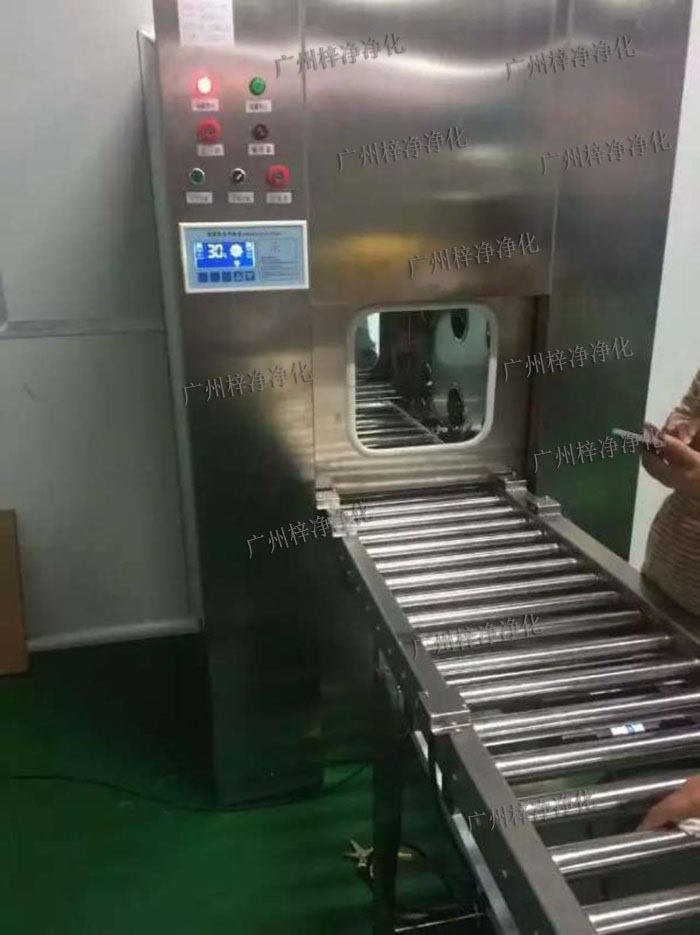 輸送線風(fēng)淋傳遞窗與輸送線貨淋室是潔凈室中用于物品傳遞和空氣凈化的關(guān)鍵設(shè)備。