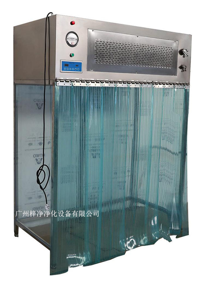 百級潔凈層流罩它主要由箱體、風機、初效空氣過濾器、高效空氣過濾器、阻尼層、燈具等組成。